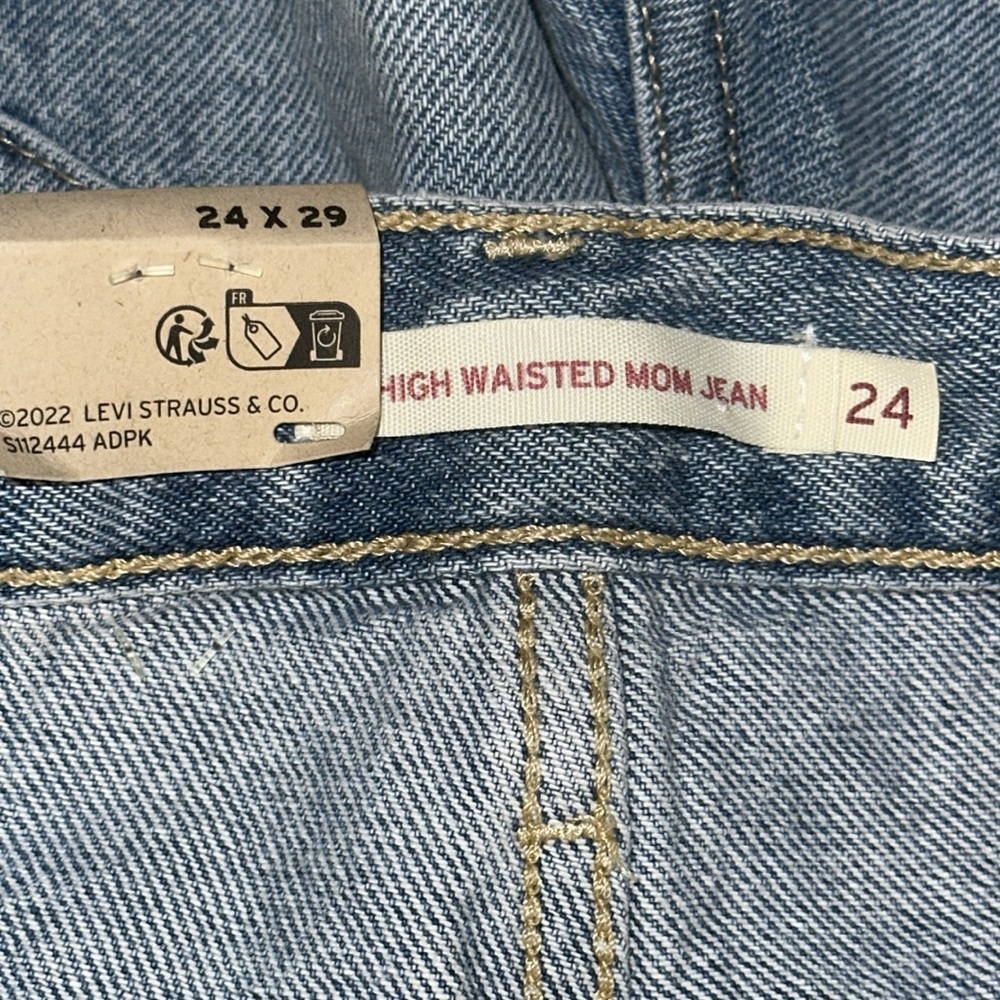 NWT Levi’s Distressed High-Waisted Mom Jeans - Picture 16 of 17